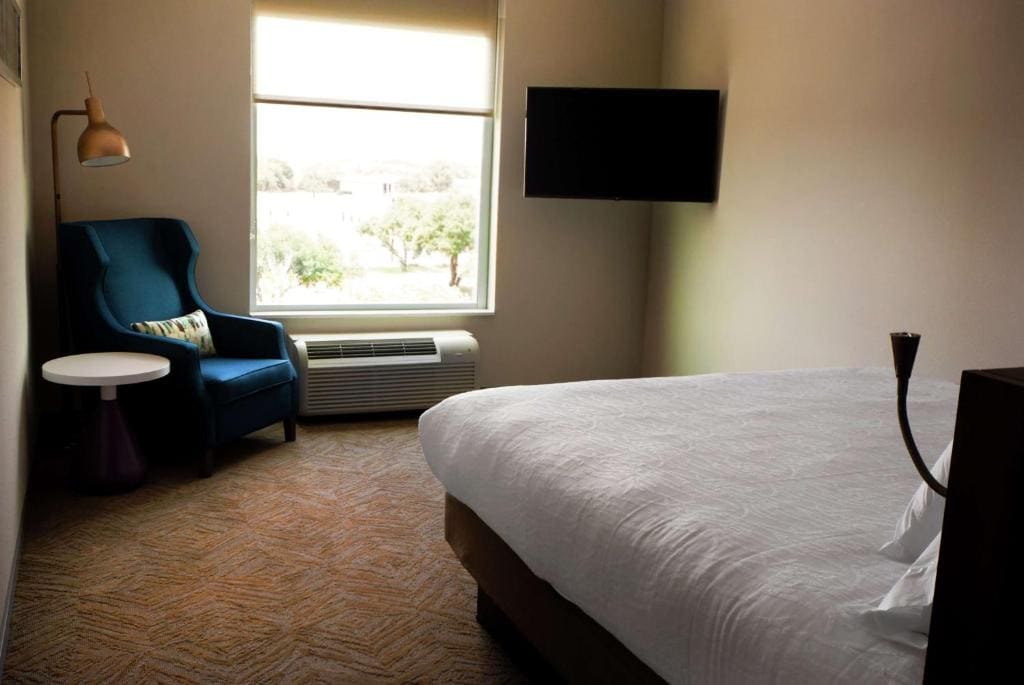 Premium King Studio - Hearing Accessible room - Image 2