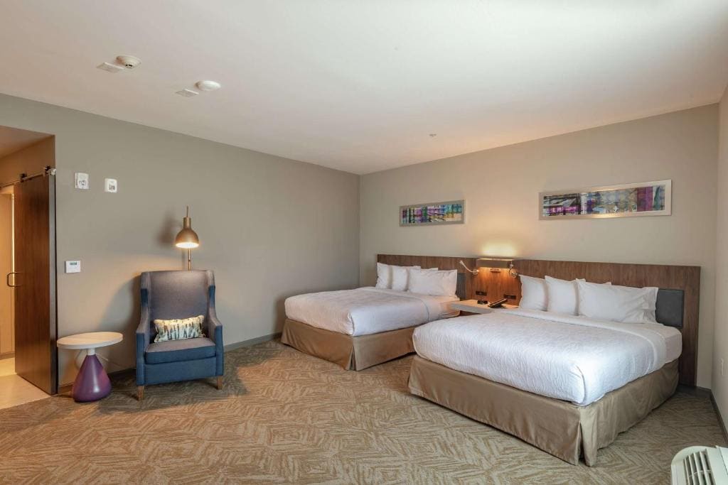 Queen Room with Two Queen Beds - Hearing Access room - Image 3