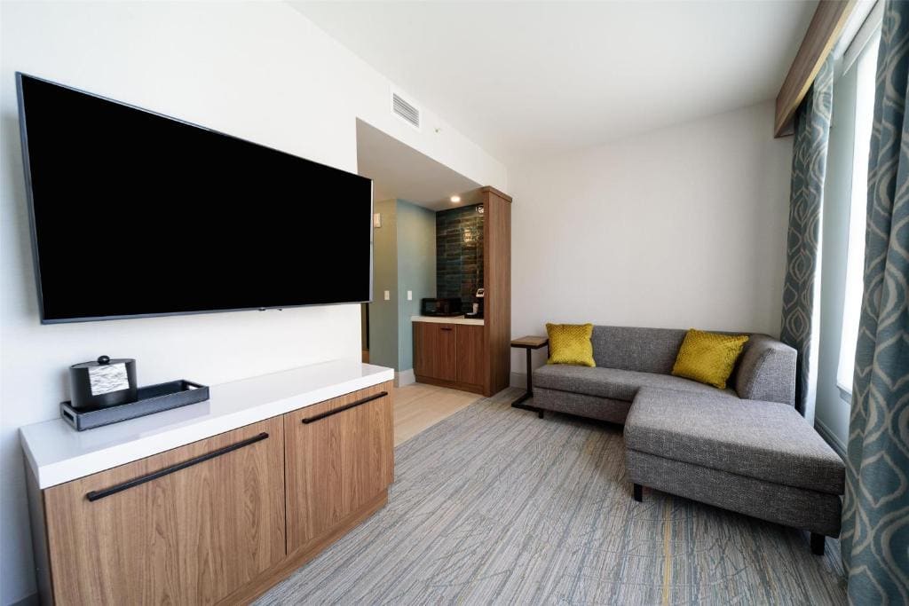 Junior Suite with Two Queen Beds and Tub - Mobility Accessible room - Image 1