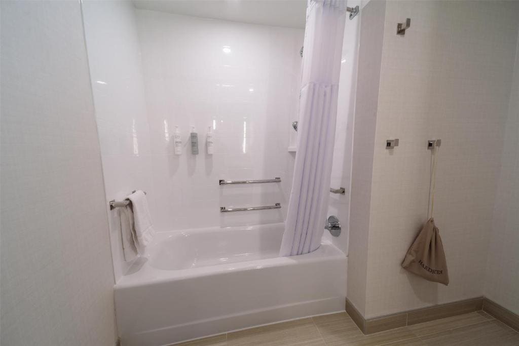 Junior Suite with Two Queen Beds and Tub - Mobility Accessible room - Image 2