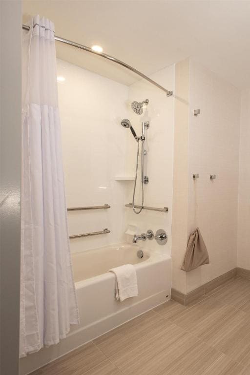 Queen Room with Two Queen Beds - Mobility Access room - Image 2