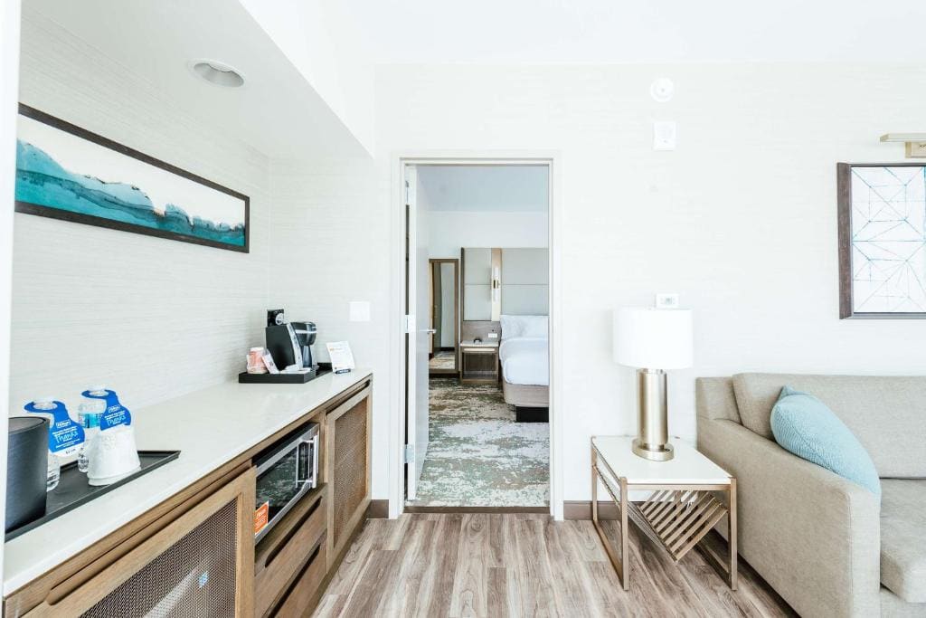 One-Bedroom Corner King Suite with View room - Image 2