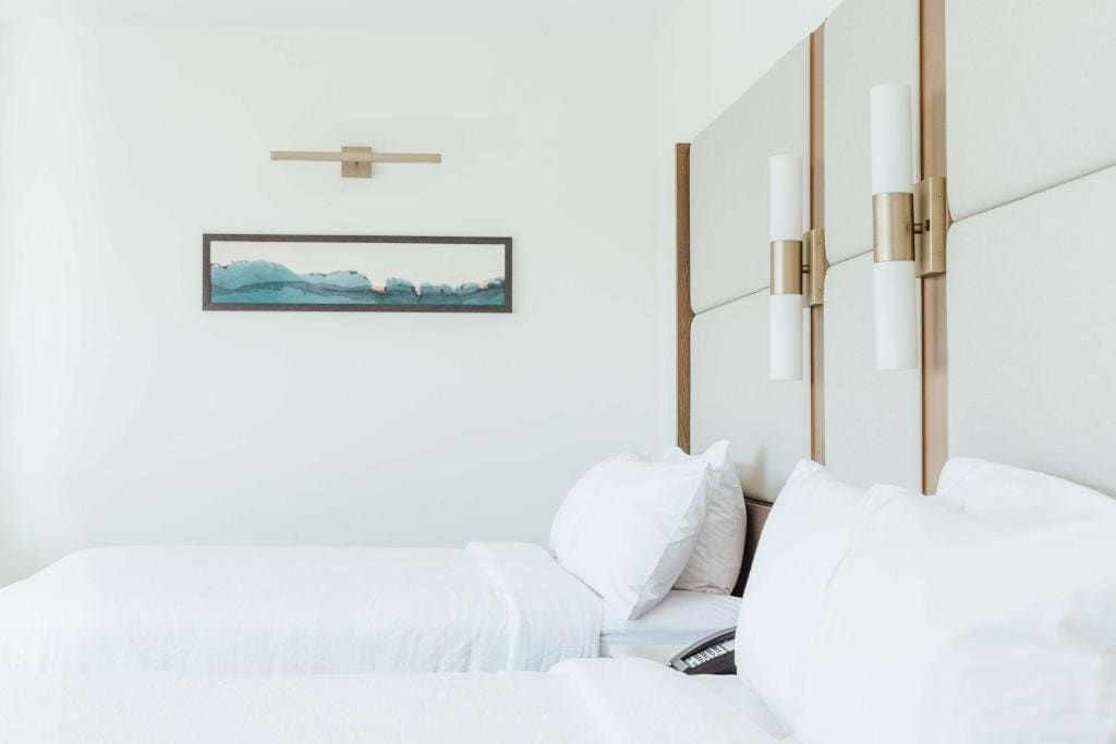 Queen Glass House with Two Queen Beds room - Image 2