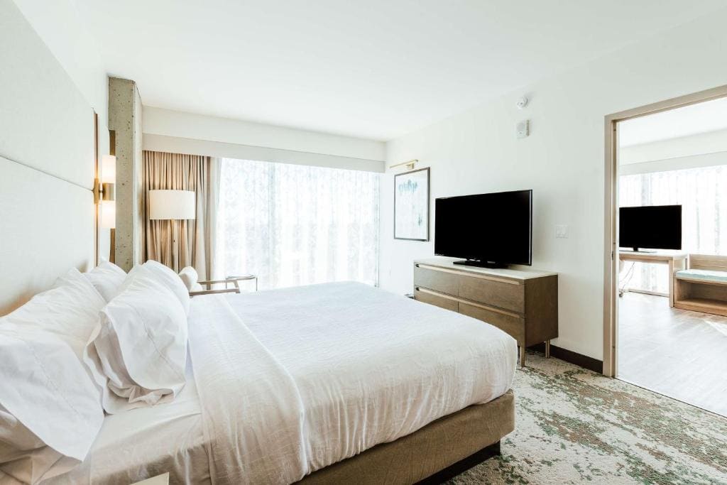 One-Bedroom Corner King Suite with View room - Image 1