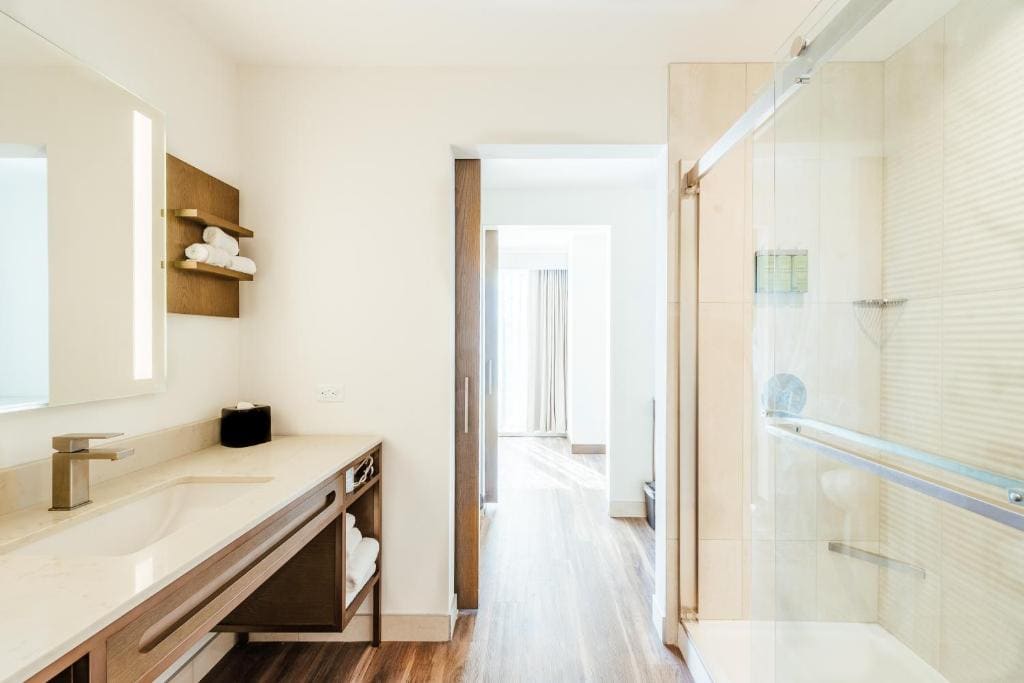 One-Bedroom Premium King Suite with In-Room Drinks and Snacks room - Image 3