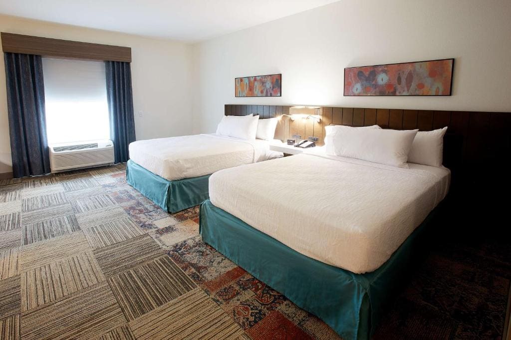 Queen Room with Two Queen Beds - Mobility and Hearing Access room - Image 2