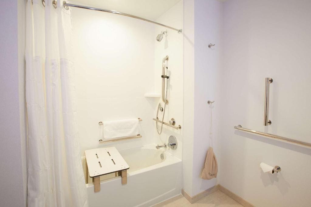 Queen Room with Two Queen Beds - Mobility and Hearing Access room - Image 3