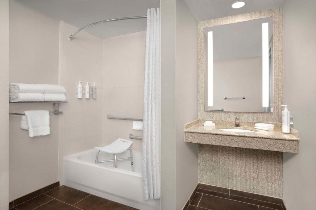 King Room with Tub - Mobility and Hearing Access room - Image 2
