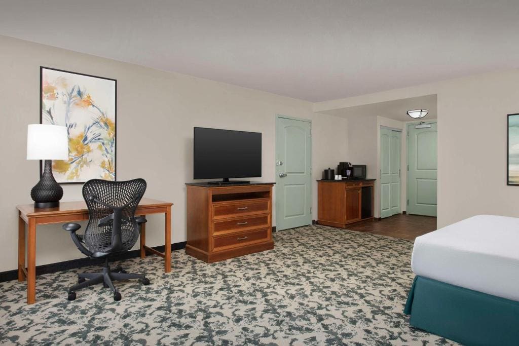 King Room with Tub - Mobility and Hearing Access room - Image 1