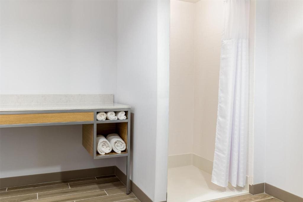 Queen Room with Two Queen Beds - Mobility and Hearing Access room - Image 3