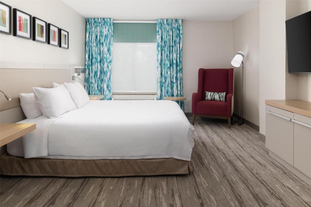 King Suite with Roll-In Shower - Mobility/Hearing Accessible room - Image 1