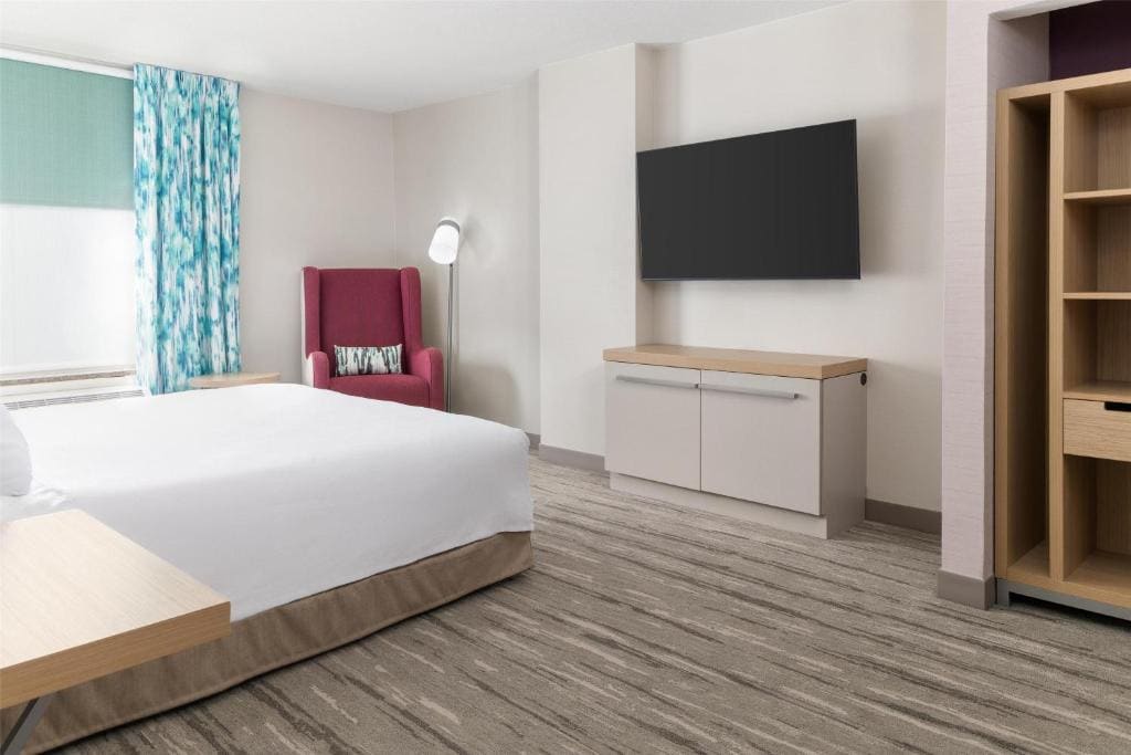 King Suite with Roll-In Shower - Mobility/Hearing Accessible room - Image 2