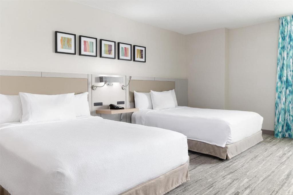 Queen Room with Two Queen Beds - Mobility and Hearing Access room - Image 1