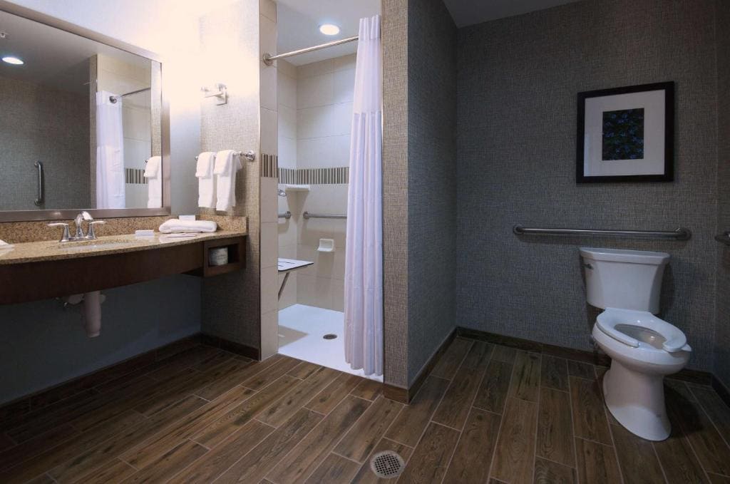 Queen Room with Two Queen Beds and Roll-In Shower - Mobility Access room - Image 1