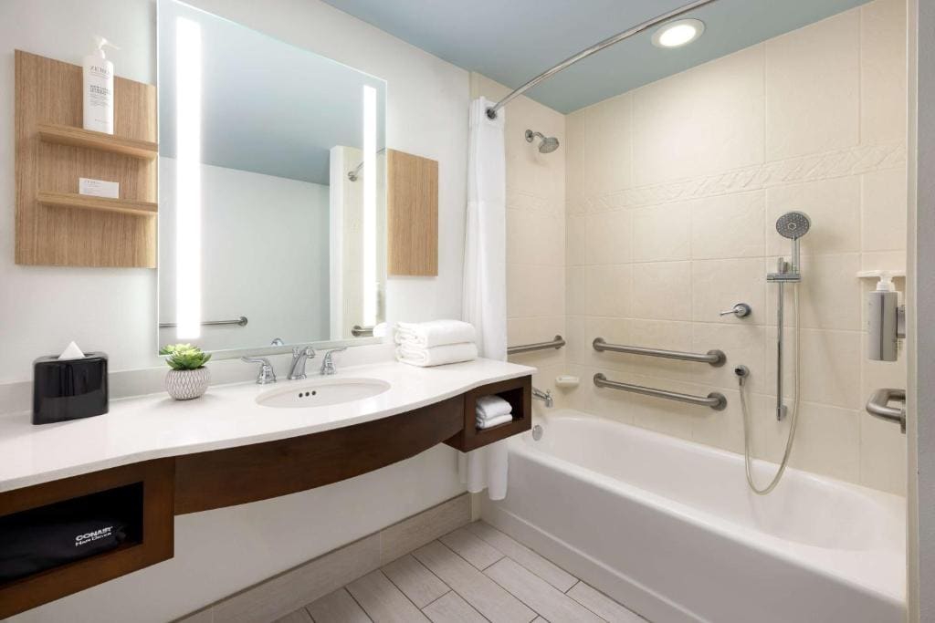 Queen Room with Two Queen Beds - Mobility and Hearing Access room - Image 1