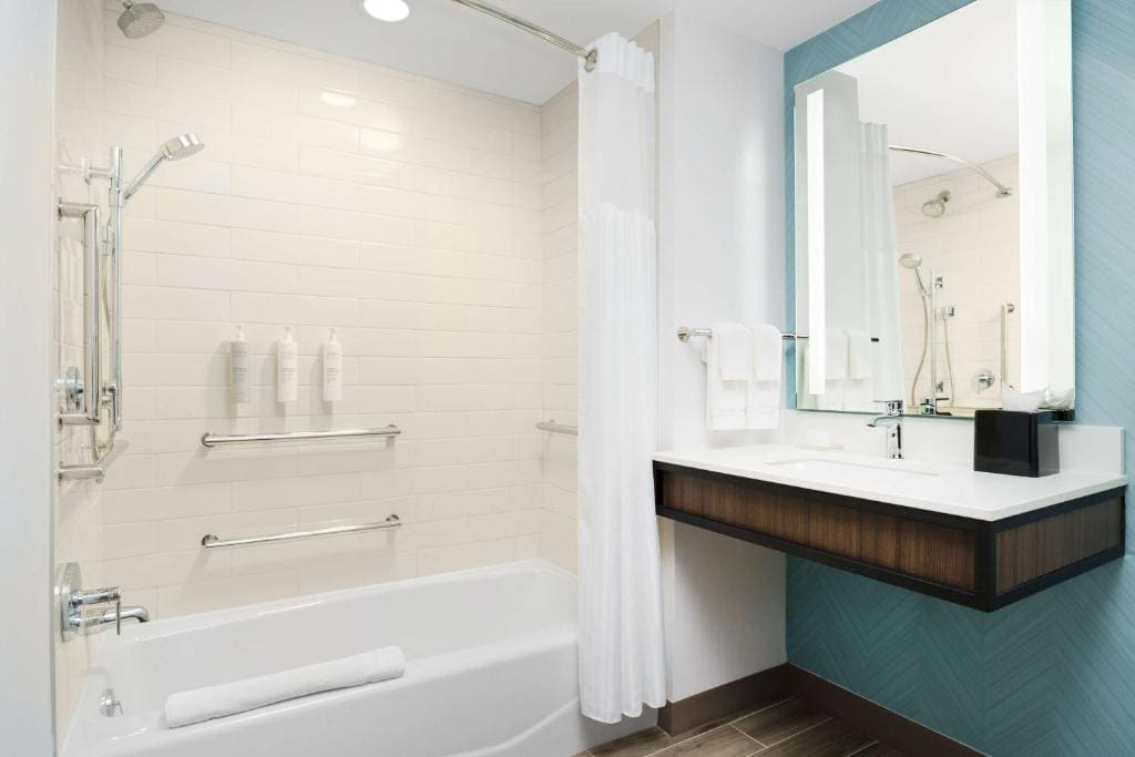 King Room with Bath Tub - Mobility Access room - Image 1