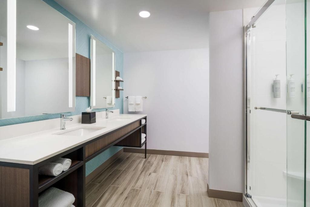 Junior King Suite with Sofa Bed room - Image 2