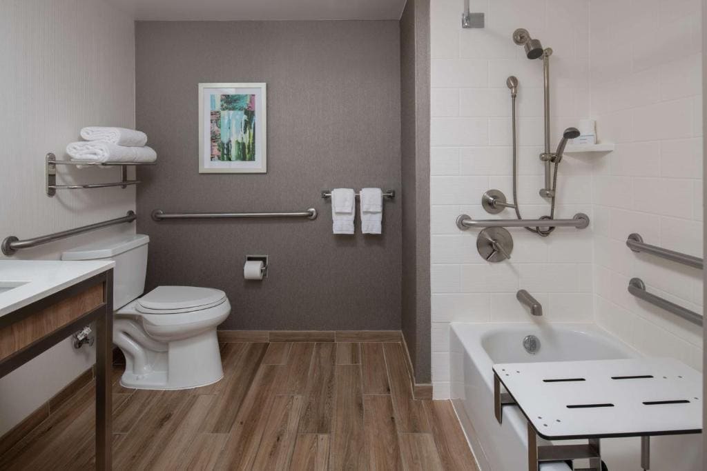 King Room with Accessible Tub - Mobility Access room - Image 1