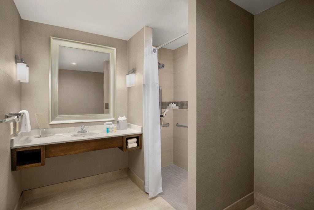 King Room - Hearing Access room - Image 1