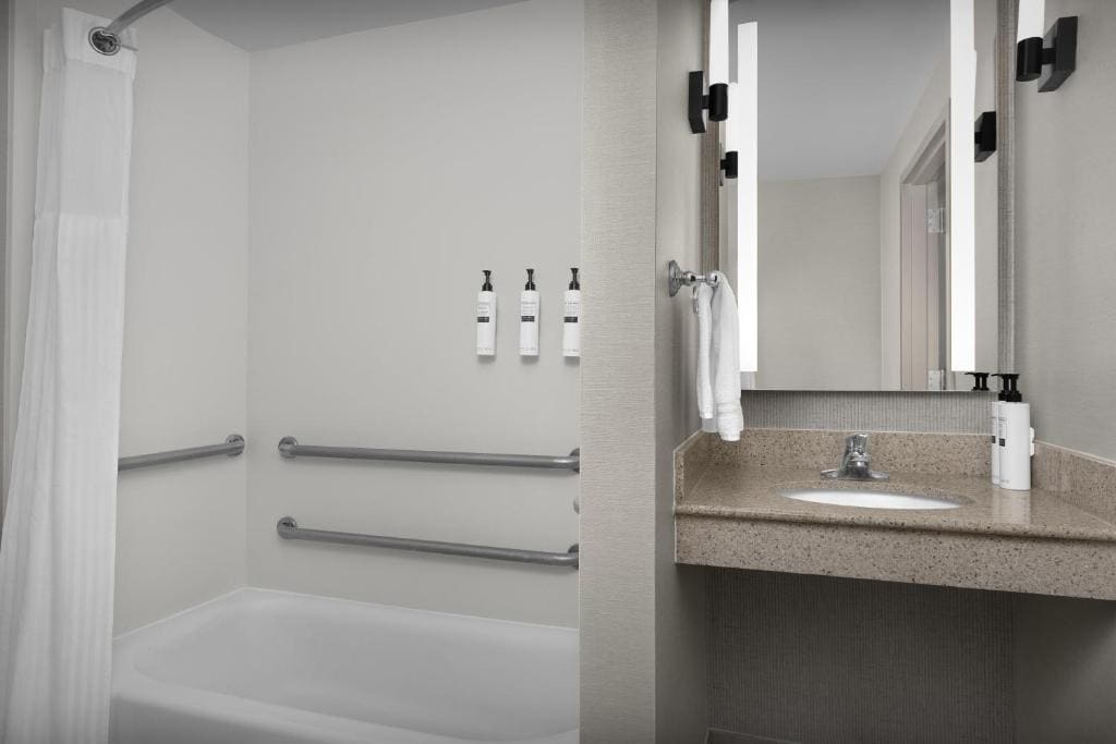 King Room with Bath Tub - Mobility Access room - Image 2