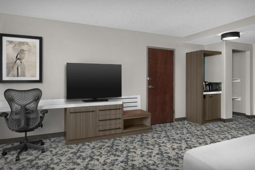 King Room with Bath Tub - Mobility Access room - Image 1