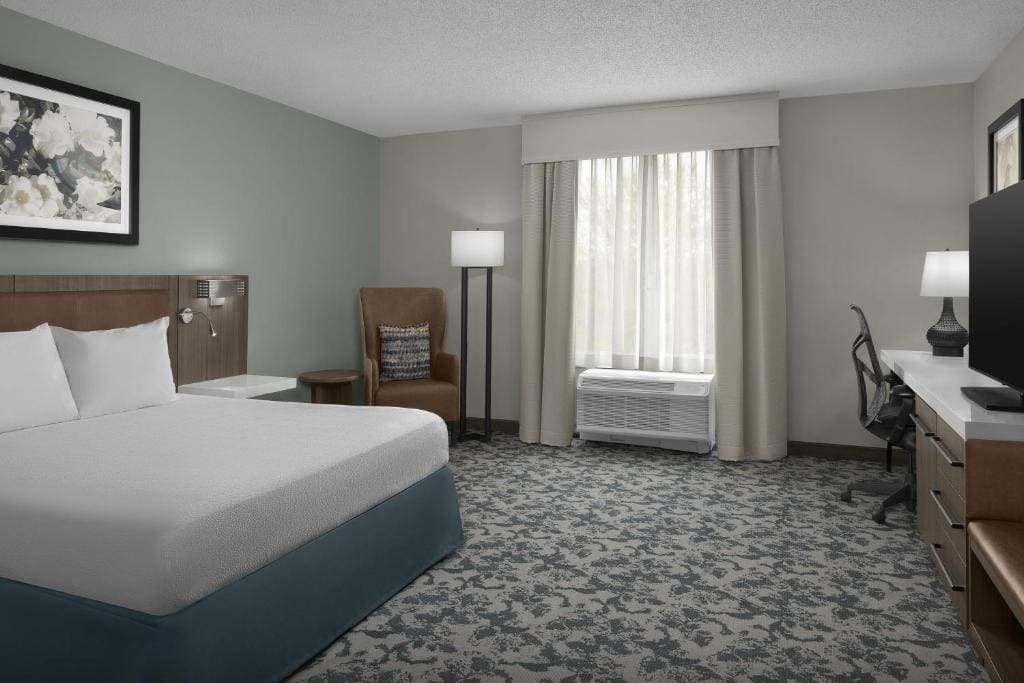 King Room with Bath Tub - Mobility Access room - Image 3