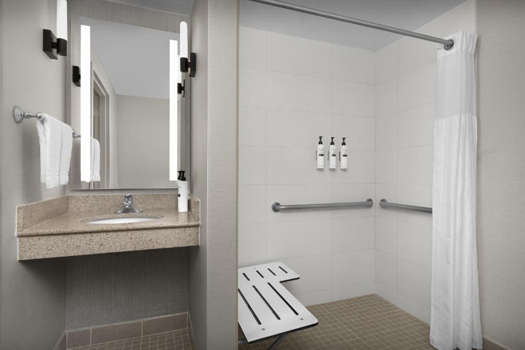 Queen Room with Two Queen Beds and Roll-In Shower - Mobility Access room - Image 3
