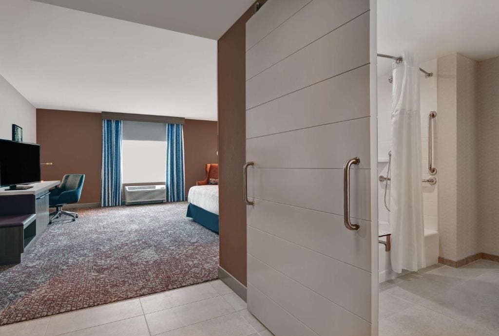 Deluxe King Room - Mobility Access room - Image 2