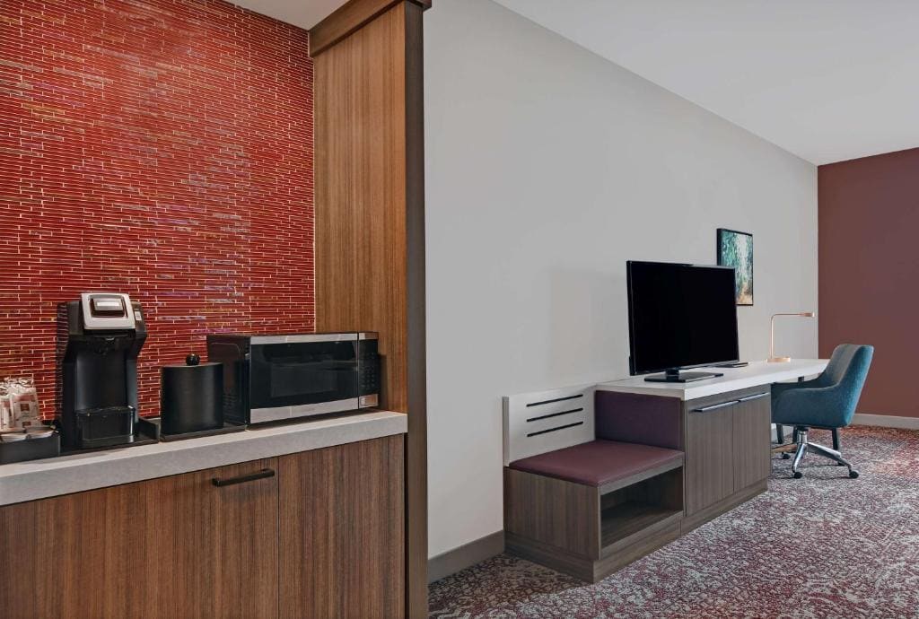 Deluxe King Room - Mobility Access room - Image 3