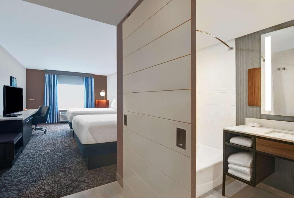 Queen Room with Two Queen Beds room - Image 3
