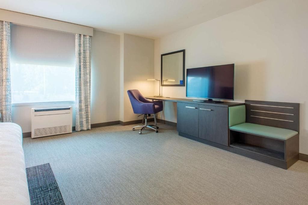 King Room with Roll-In Shower - Disability Access room - Image 2