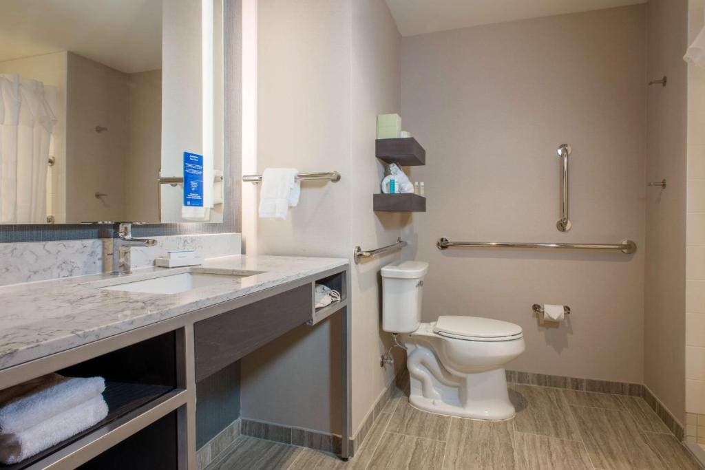 King Room with Roll-In Shower - Disability Access room - Image 3