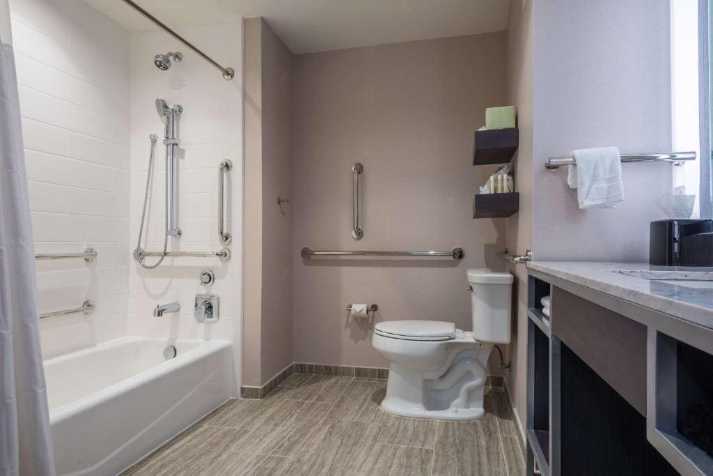Queen Room with Two Queen Beds - Mobility and Hearing Access room - Image 2