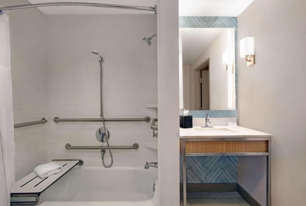 King Room with Tub - Mobility and Hearing Access room - Image 1