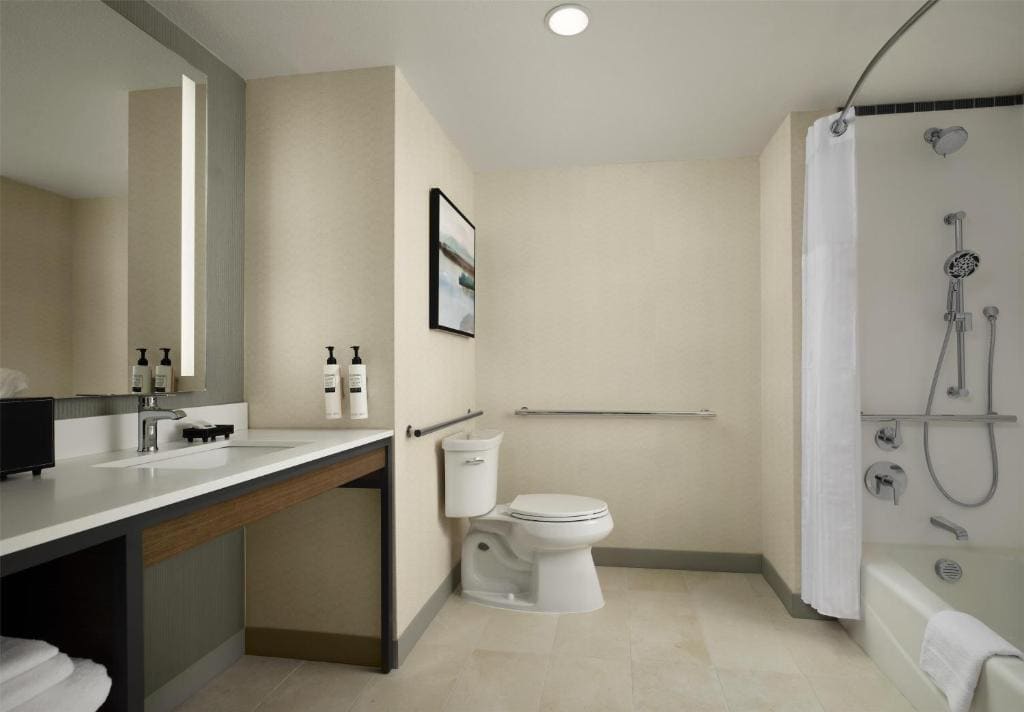 King Room with Accessible Tub - Mobility Access room - Image 1