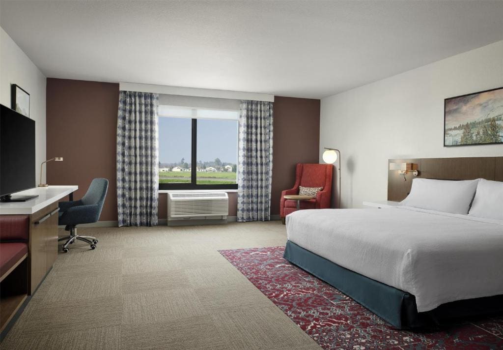 King Room with Accessible Tub - Mobility Access room - Image 2