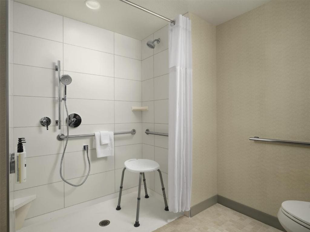 King Room with Roll-In Shower - Mobility Access room - Image 1