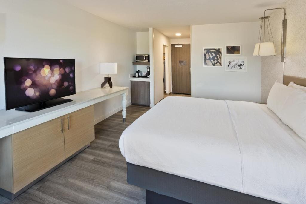 King Room - Hearing Access room - Image 3