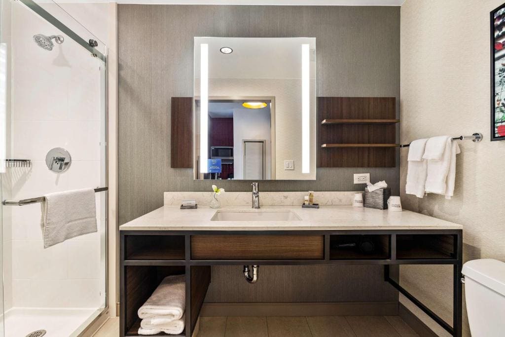 Deluxe King Room with City View room - Image 2
