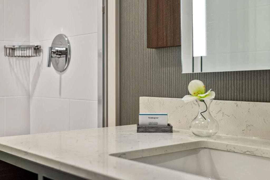 Deluxe King Room with City View room - Image 3
