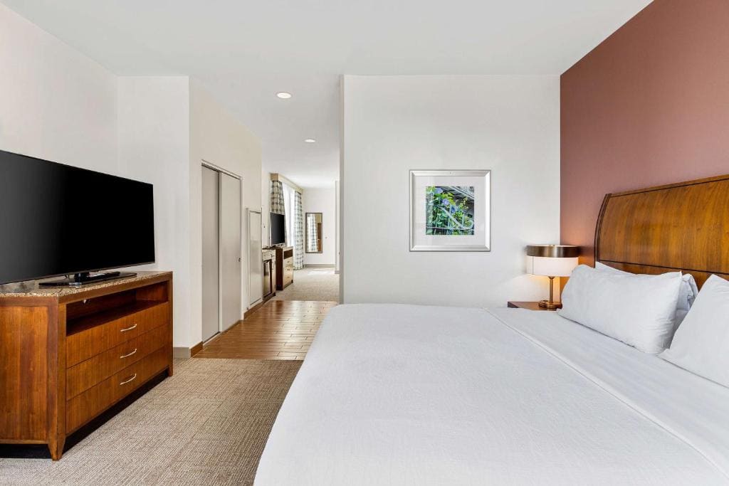 One-Bedroom King Suite - Hearing Access room - Image 1
