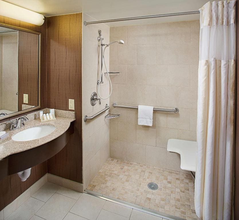 King Room with Accessible Tub - Mobility Access room - Image 1