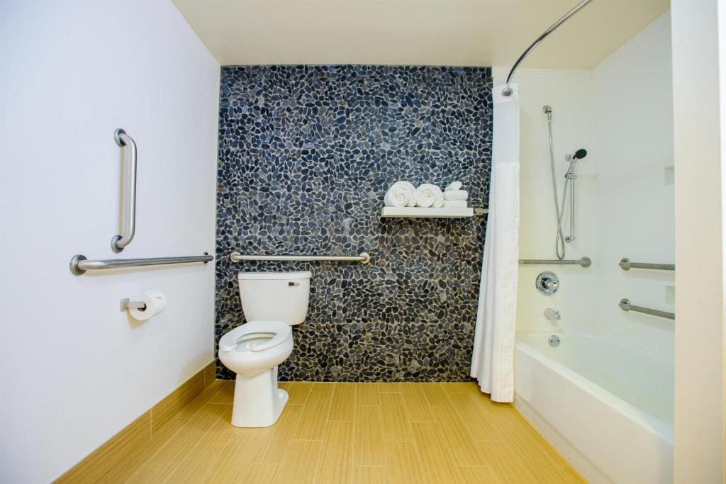 Queen Room with Two Queen Beds - Mobility Access room - Image 3