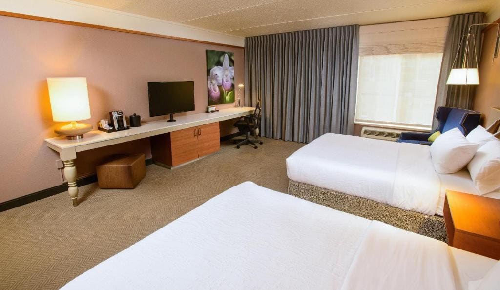 Queen Room with Two Queen Beds - Mobility Access room - Image 2