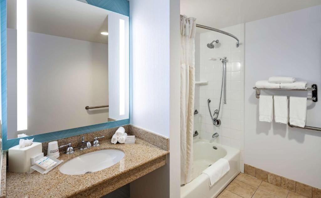 King Room with Bath Tub - Mobility and Hearing Access/Non-Smoking room - Image 1