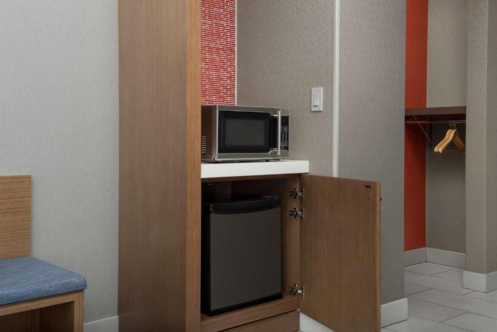 King Room with Roll-In Shower - Mobility Access room - Image 3