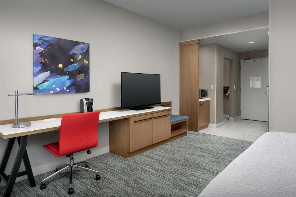 King Room with Roll-In Shower - Mobility Access room - Image 2