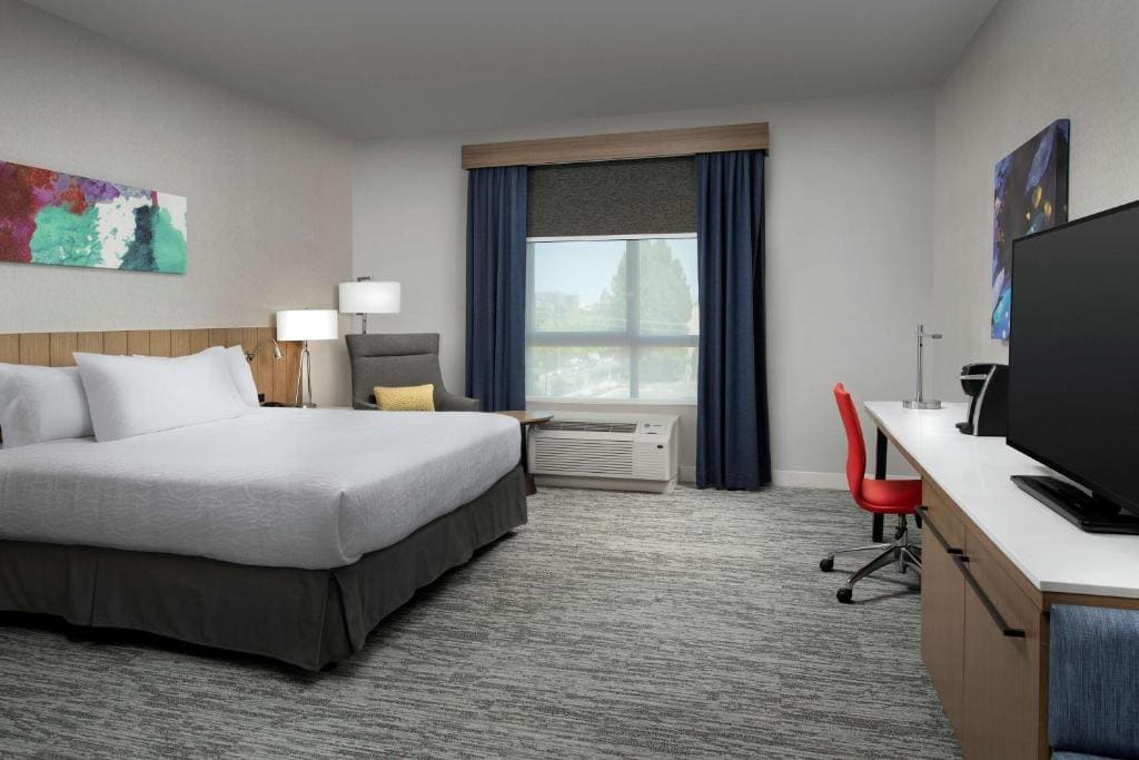 King Room with Roll-In Shower - Mobility Access room - Image 1