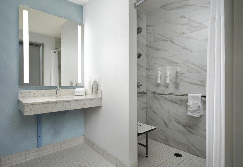 King Room with Roll-In Shower - Mobility Access room - Image 1
