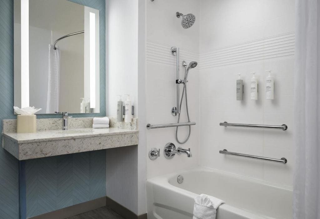 King Room with Accessible Tub - Mobility Access room - Image 1